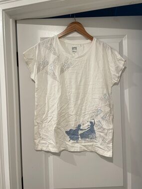 UNIQLO UT graphic tee featuring a Disney Frozen design medium